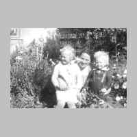022-0431 Frieda Zimmermann mit ihren Kindern Dorothea und Gerhard im Sommer 1941.jpg